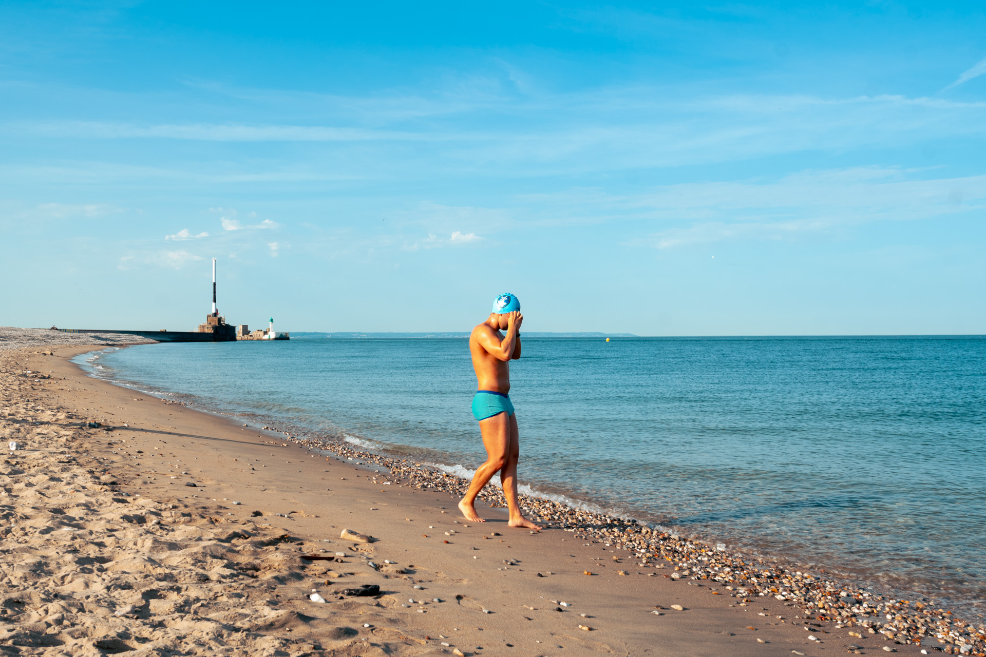 <strong>Cameron, Le Havre, La Manchei</strong><br> Printemps 2025. Cameron ZACZKOWSKI, Havrais de 26 ans,se lance dans la préparation du plus grand défi sportif de sa vie : traverser la Manche à la nage. Cette traversée aura lieu entre le 13 et le 20 juillet 2026. Cameron nage depuis l’âge de 12 ans. Aujourd’hui licencié au HAC Natation, il s’est forgé une solide spécialité : le sprint, ces distances explosives où tout se joue en quelques secondes. Pourtant, ces sept dernières années, sa pratique évolue. Les projets se multiplient : triathlon,marathon, swimrun, Ironman et ces 226 kilomètres cumulant natation, cyclisme et course à pied – et surtout la découverte de la natation en eau libre, un terrain plus sauvage, plus imprévisible. Docker de profession, Cameron vit au rythme du port du Havre. La Manche, il l’a sous les yeux chaque jour. Et ce projet fou, c’est un rêve d’enfant qui refait surface : qu’y a-t-il de l’autre côté ? Au loin ? Tout au bout ?Trop loin autrefois. Mais aujourd’hui, Cameron en est convaincu : ce défi est possible. À sa portée.