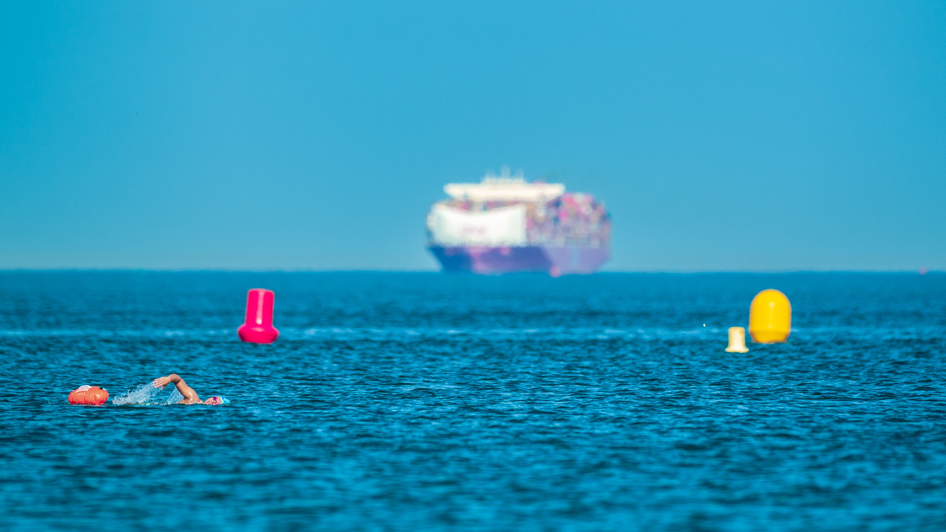 <strong>La Manche et son trafic</strong><br>L’arrêté ministériel du 23 novembre 1987 encadre les « Unorthodox Crossings », terme employé par les autorités françaises et britanniques pour désigner les traversées de la Manche à la nage. Cette pratique reste marginale lorsqu’on sait que près de 20 % du trafic maritime mondial transite par le détroit de Douvres. L’arrêté interdit toute tentative depuis les côtes françaises. Chaque nageur doit ainsi s’inscrire auprès de l’une des deux associations habilitées à organiser les traversées depuis Douvres. Un bateau pilote les accompagne tout au long du parcours : il suit le nageur, garantit sa sécurité et valide officiellement la traversée. Car la Manche est loin d’être un long fleuve tranquille : une tentative peut durer de dix à douze heures dans une eau à 17°C en plein mois de juillet, au milieu d’un trafic maritime dense, parfois de nuit, et parfois avec des bancs de méduses sur le trajet.