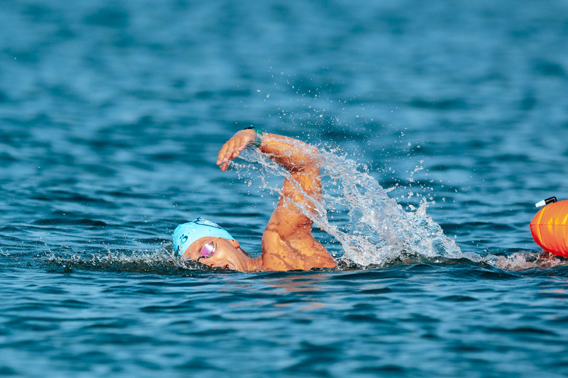 <strong>La préparation se poursuit</strong><br>L’objectif est clair : permettre à Cameron de nager 44 km, avec les courants, dans une eau à 17 °C, pendant près de douze heures, sans combinaison. Une partie de la traversée se fera peut-être de nuit. Après cette préparation estivale, Cameron reconnaît sans surprise ne pas être prêt. L’automne pointe le bout de son nez, avec des conditions climatiques de moins en moins favorables, mais la préparation doit continuer coûte que coûte. Ce que Cameron redoute le plus, c’est la nage dans une eau de plus en plus froide. Pour s’y préparer, il a pris la décision de gagner du poids afin de mieux se protéger. À la fin de l’été, il aura pris 12 kg.